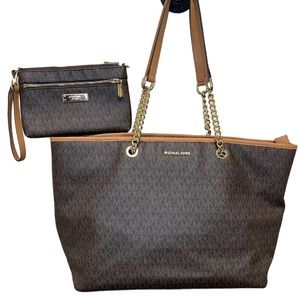 Michael Kors Signature Medium Multifunction Tote And Wristlet - Brown